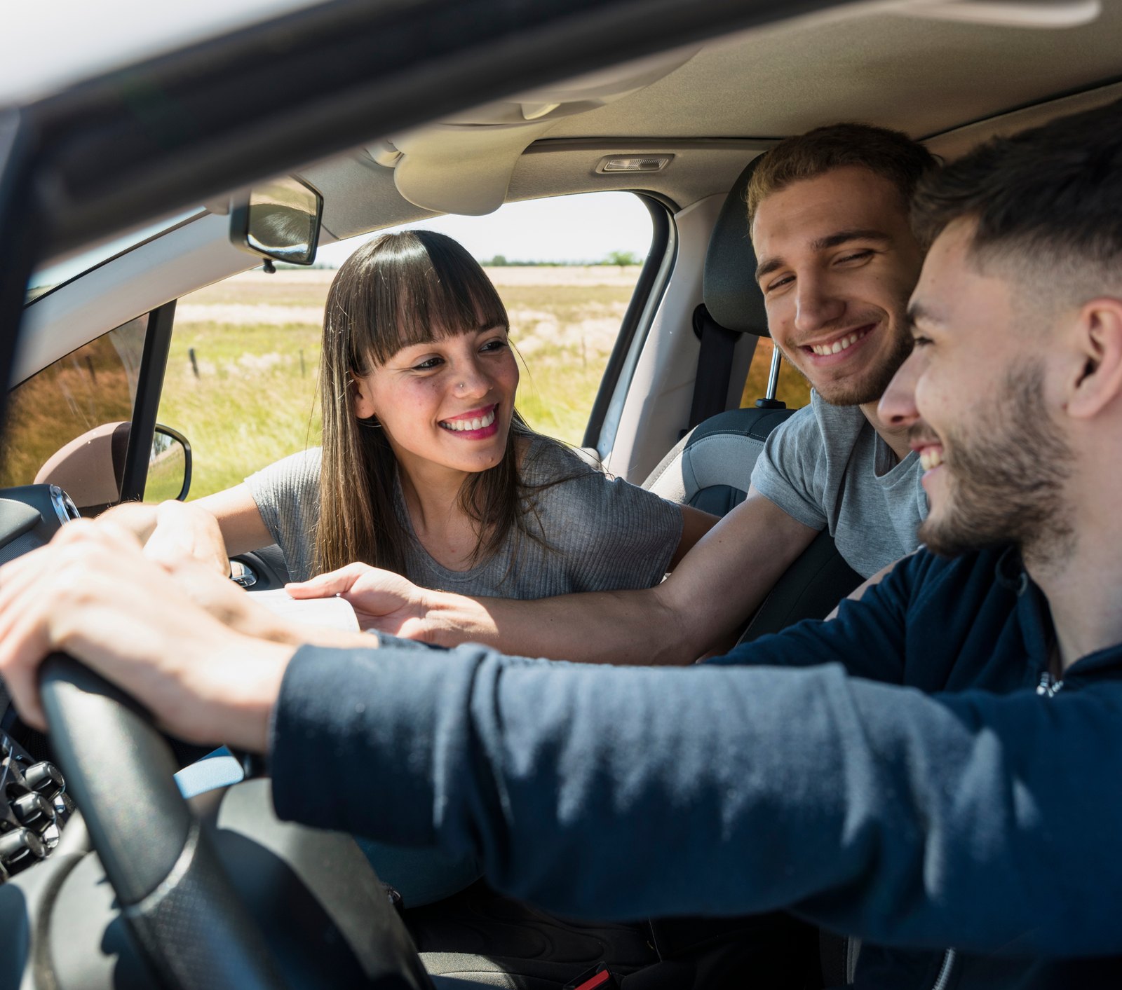 Tre colleghi in auto condividono il tragitto verso il lavoro