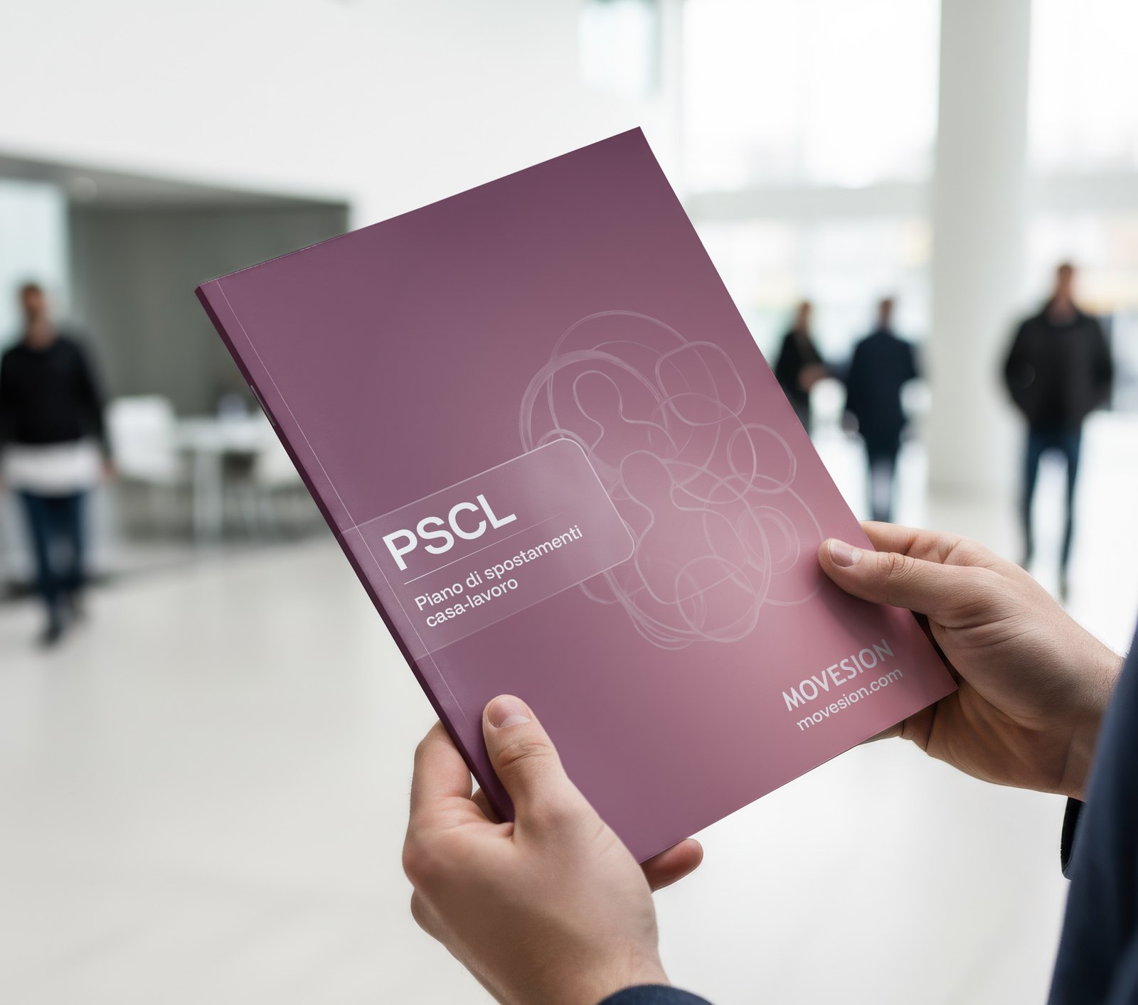 Mani che tengono il documento del Piano Spostamenti Casa-Lavoro