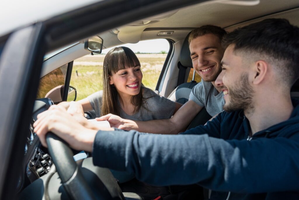 Colleghi che condividono un tragitto in auto