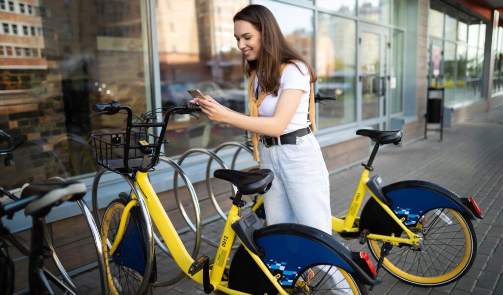 Dipendente che sblocca una bicicletta in sharing dallo smartphone